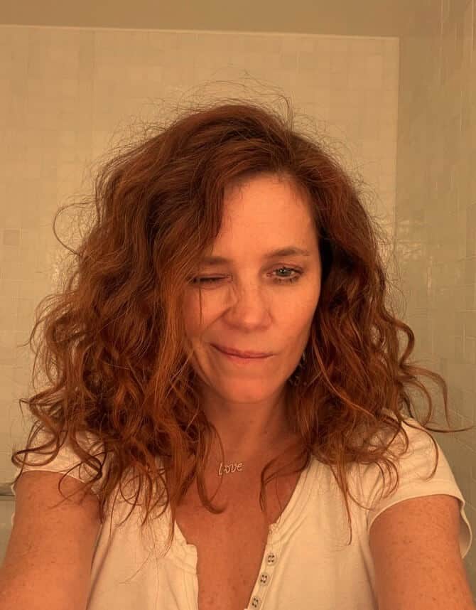 Anna Friel taking a selfie