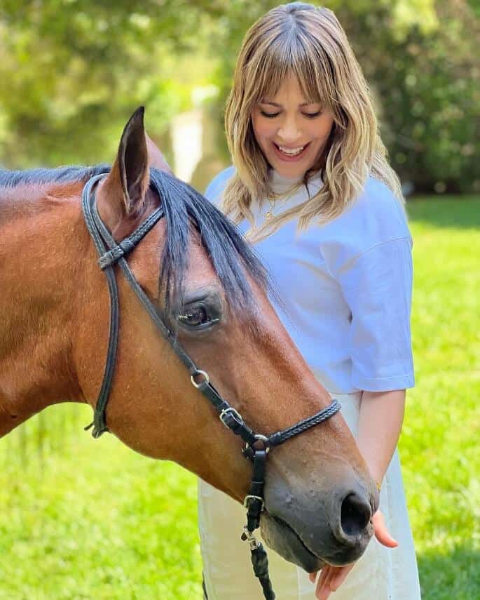 Alyssa Milano petting horse