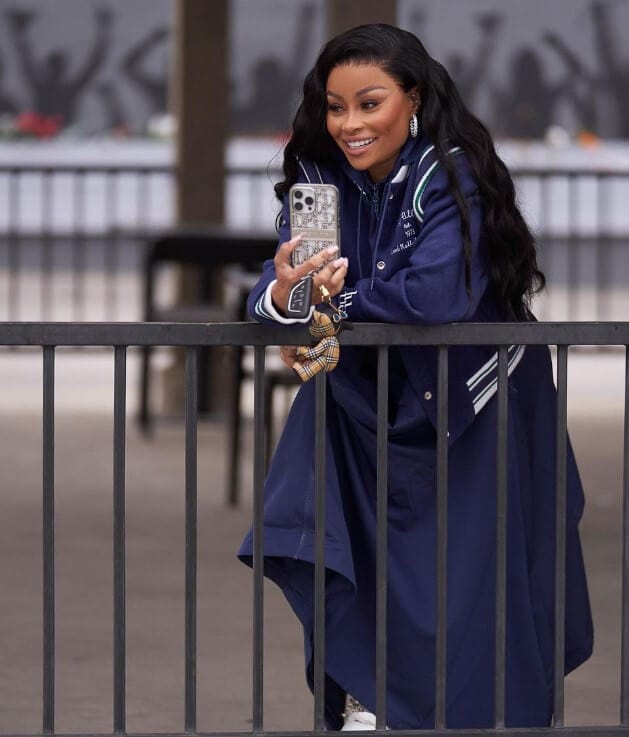 Blac Chyna holding iPhone