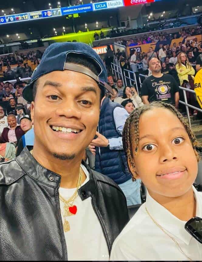 Cory Hardrict enjoying live match