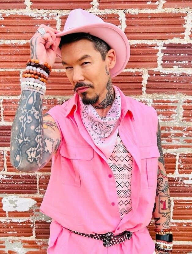 David Bromstad wearing pink outfit