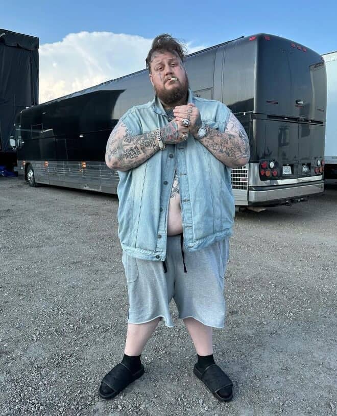 Jelly Roll showing tattoos