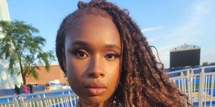Jennifer Hudson taking pictures in sunshine