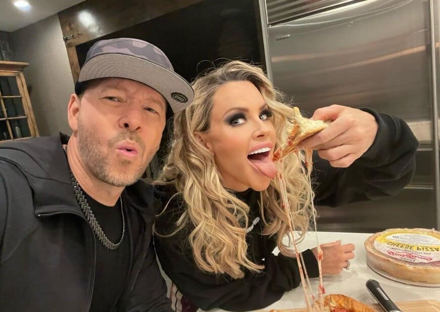 Jenny McCarthy eating pizza with DONNIE WAHLBERG