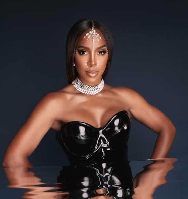 Kelly Rowland posing for photoshoot