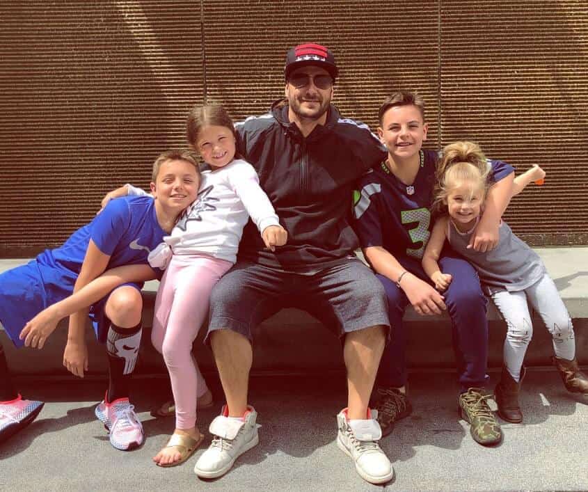 Kevin Federline with the kids