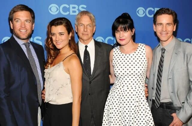 Mark Harmon with the cast members