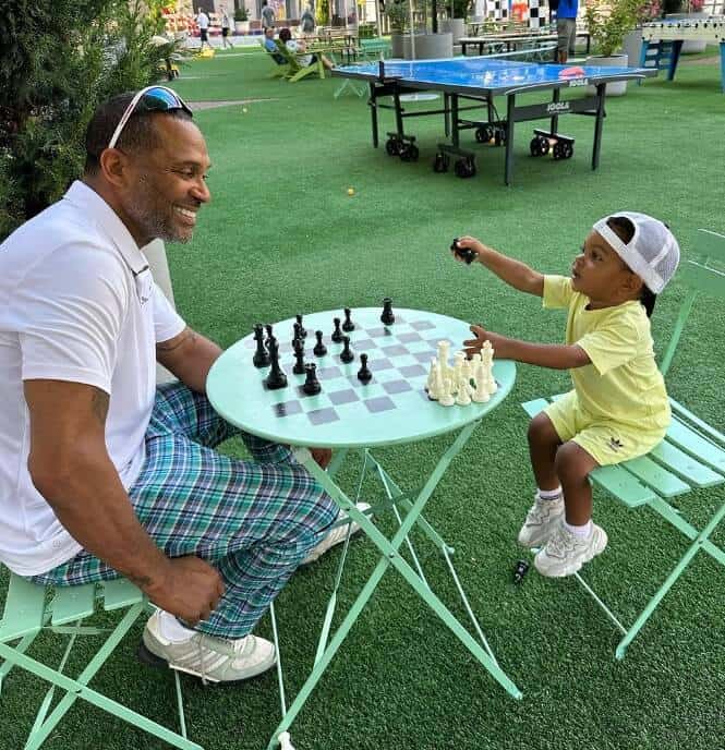 Mike Epps playing chess with kid