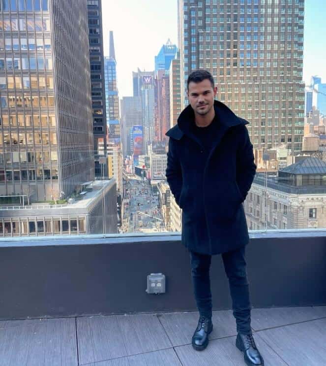 Taylor Lautner in Times Square New York USA